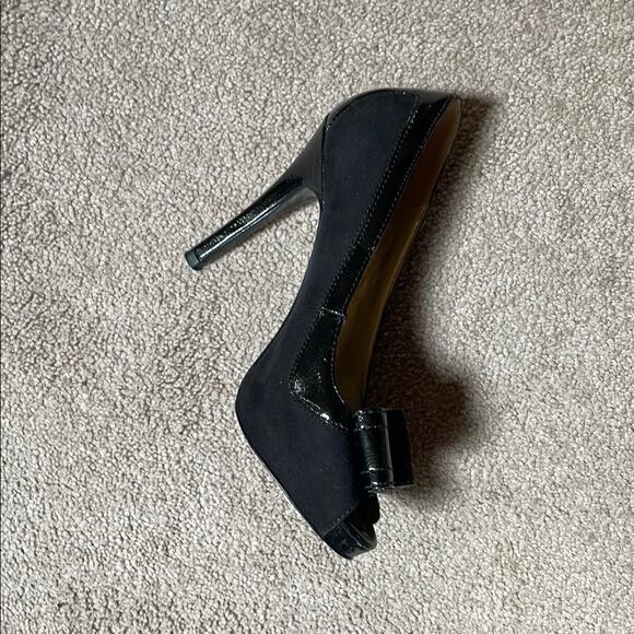 Nine West Black Leather and Suede Bow Front Heels. 5.5 - Picture 5 of 5